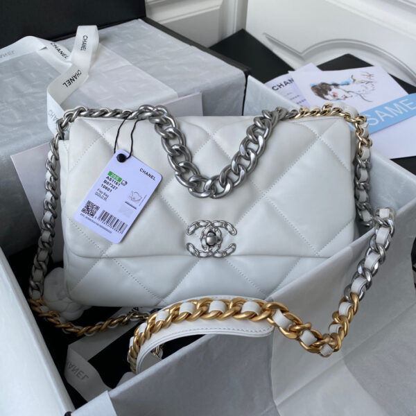 CC LARGE 30 FLAP BAG IN WHITE LAMBSKIN